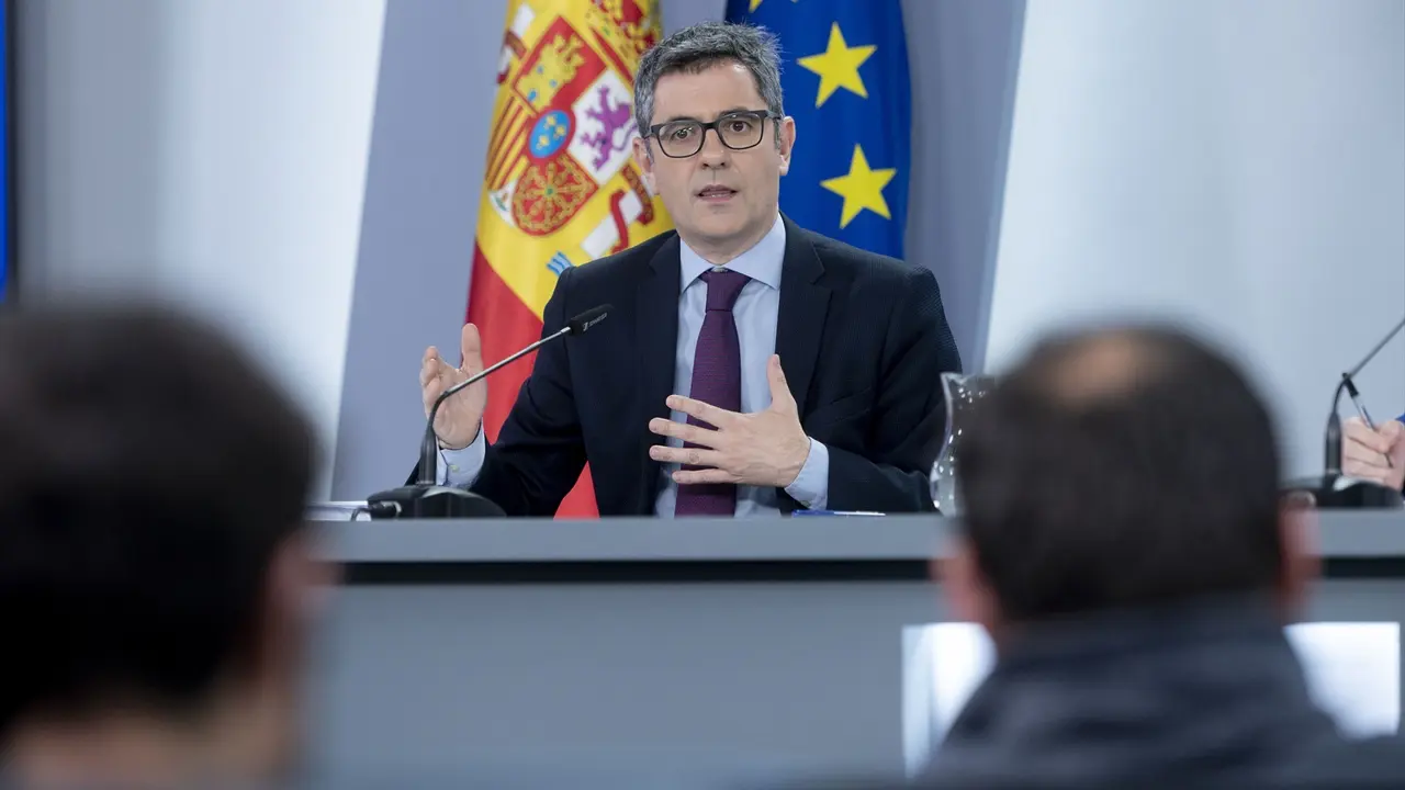 El ministro de la Presidencia, Justicia y Relaciones con las Cortes, F&eacute;lix Bola&ntilde;os, durante una rueda de prensa posterior a la reuni&oacute;n del Consejo de Ministros. EP / Alberto Ortega