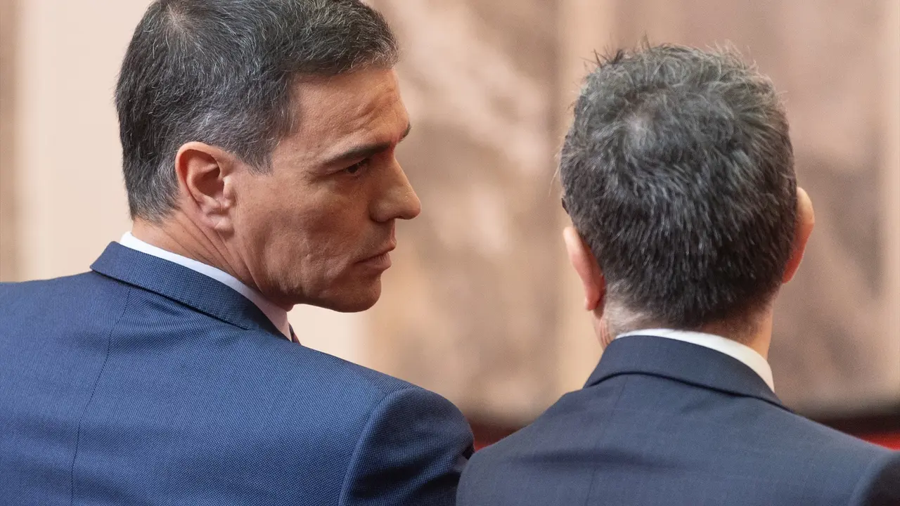 El presidente del Gobierno, Pedro S&aacute;nchez (i) y el ministro de la Presidencia, Relaciones con las Cortes y Justicia, F&eacute;lix Bola&ntilde;os (d), de espaldas. Eduardo Parra / Archivo