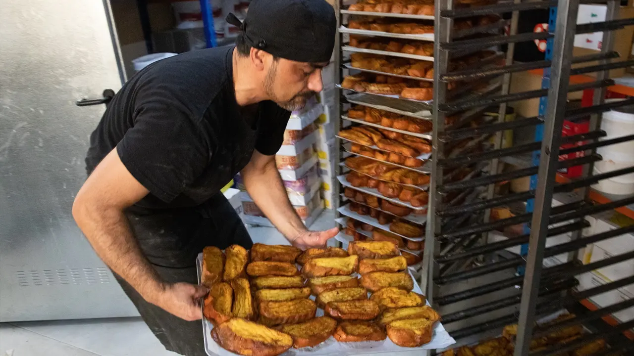 Una persona elaborando torrijas en una pasteler&iacute;a. EP / Rafael Bastante