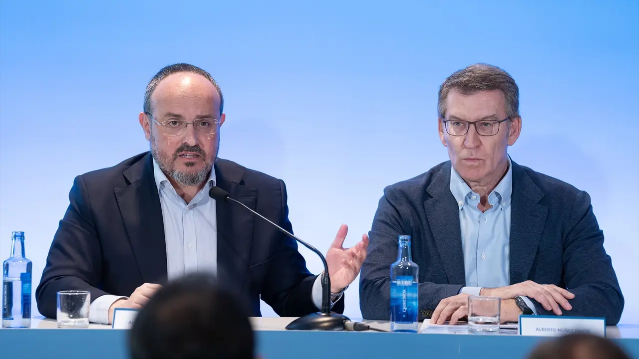 El presidente del PP de Catalu&ntilde;a y candidato a las elecciones catalanas, Alejandro Fern&aacute;ndez (i) y el l&iacute;der del PP, Alberto N&uacute;&ntilde;ez Feij&oacute;o (d). EP / David Zorrakino