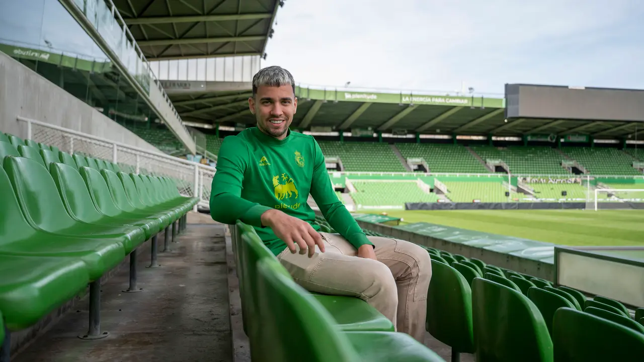 El delantero del Racing Juan Carlos Arana, que aterriz&oacute; con la temporada ya empezada en Santander, cedido por el Eibar, se muestra optimista de cara a un posible ascenso, "muy a gusto" en la capital c&aacute;ntabra. / PEDRO PUENTE HOYOS