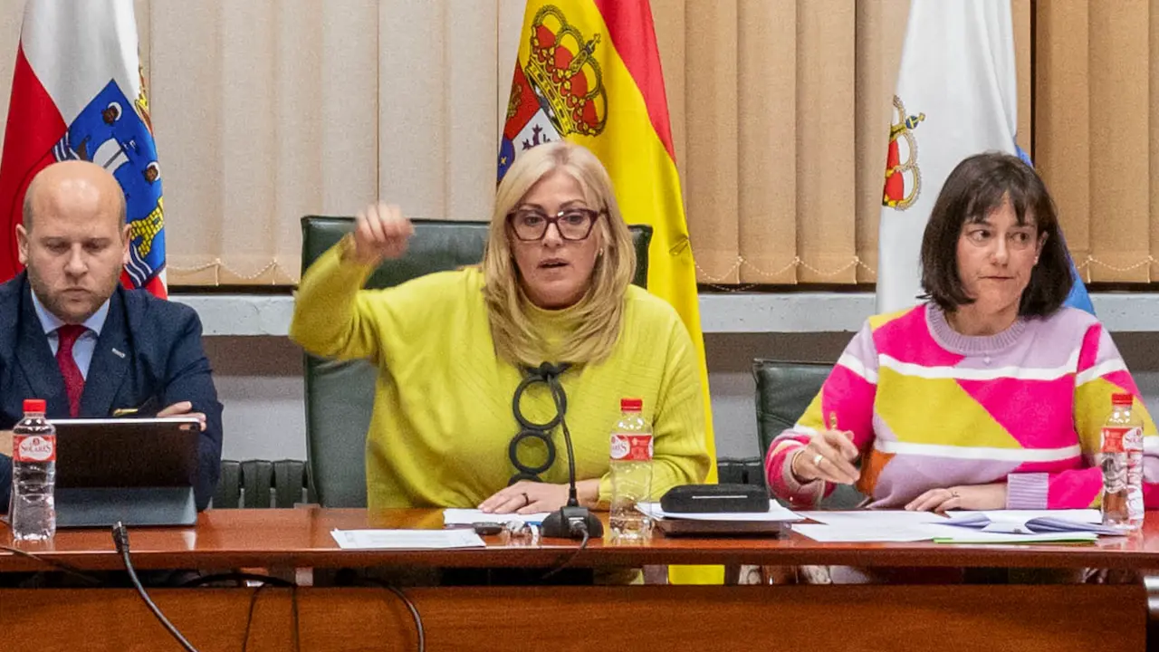 La alcaldesa de Polanco Rosa D&iacute;ez en el medio en un Pleno de la localidad. / JAVIER PARADELO / ARCHIVO