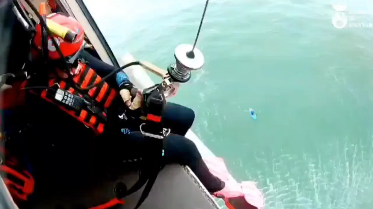 El servicio de emergencias 112 del Gobierno de Cantabria llev&oacute; a cabo un rescate heroico este viernes en Suances, salvando a un joven surfista atrapado entre olas gigantescas.