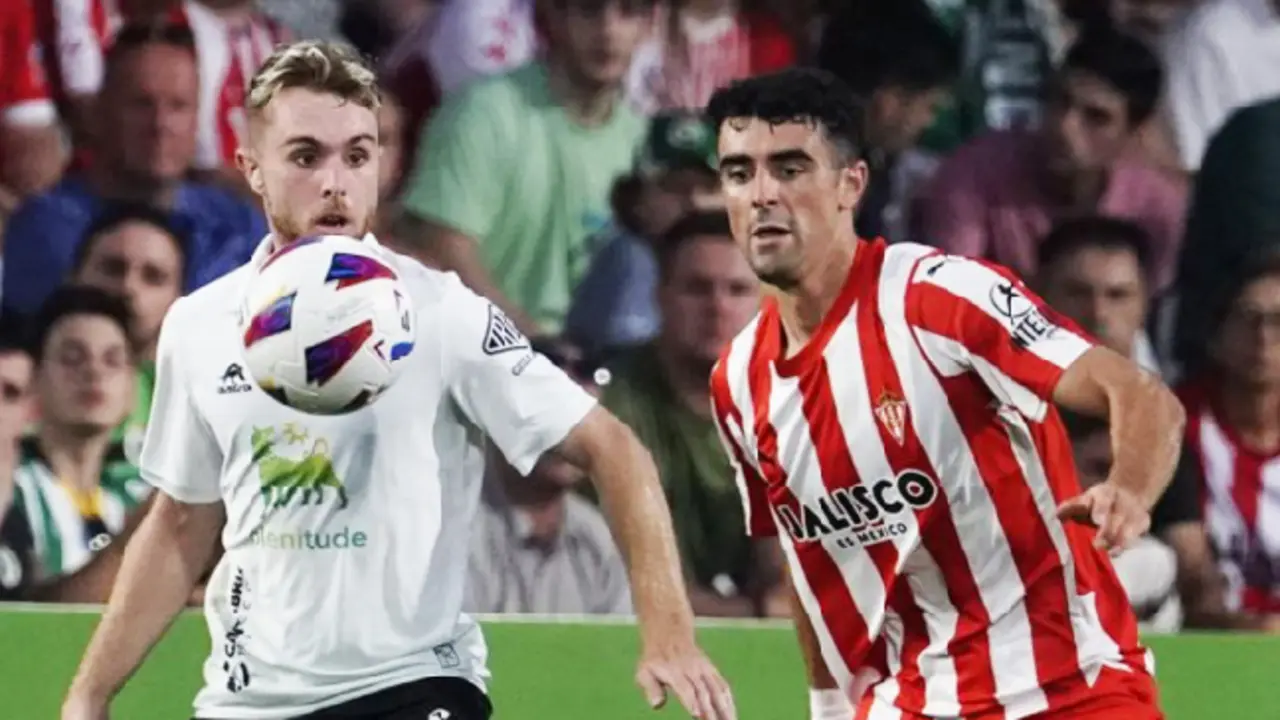 Peque controla un bal&oacute;n ante la atenta mirada del jugador del Sporting en el partido de ida en El Sardnero. / LH