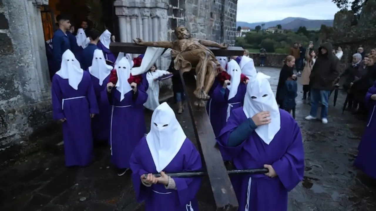 Este momento captura la salida de la iglesia con la cruz de Cristo, simbolizando el inicio de una jornada espiritual que recorre la hist&oacute;rica traves&iacute;a hasta el Castillo del Rey, bajo un cielo que, afortunadamente, permaneci&oacute; despejado de lluvia para este acto de fe y tradici&oacute;n.