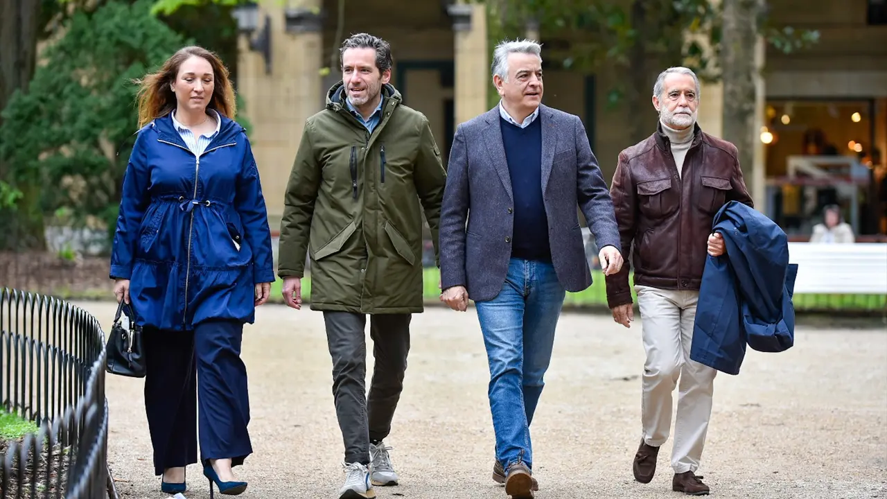 (I-D) La presidenta del PP guipuzcoano y cabeza de lista por esa provincia a las elecciones del 21 de abril, Muriel Larrea; el vicesecretario de Cultura y portavoz del Partido Popular, Borja S&eacute;mper y el presidente del PP del Pa&iacute;s Vasco y candidato a Lehendakari, Javier De Andr&eacute;s. EP / Arnaitz Rubio