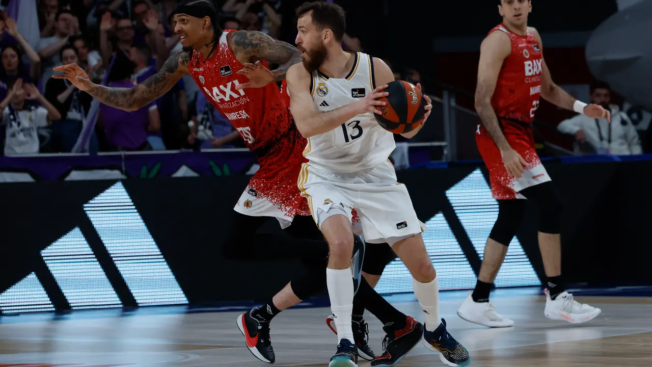 El jugador del Real Madrid S. Rodr&iacute;gez y el jugador del Baxi Manresa D. Robinson. / Zipi Arag&oacute;n