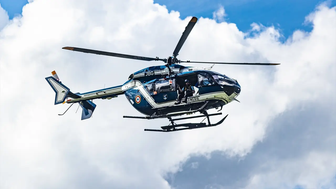 Un helic&oacute;ptero de la polic&iacute;a francesa sobrevolando el &aacute;rea. EP / Archivo