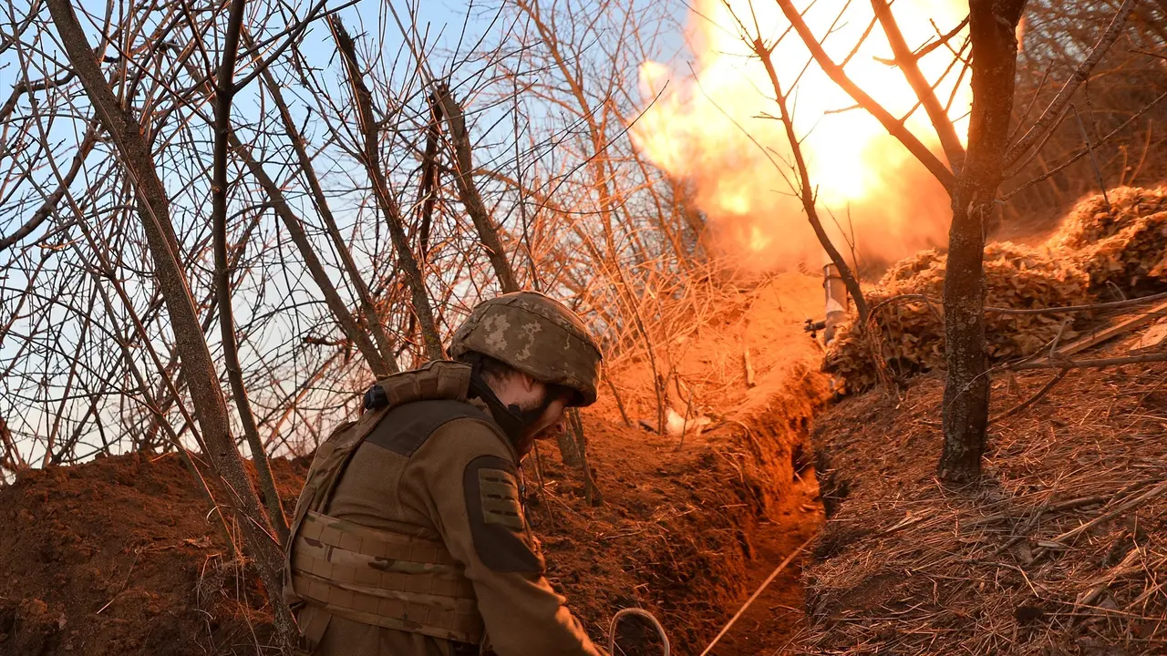 Un militar cerca de una explosi&oacute;n en la regi&oacute;n del Donetsk. EP / Madeleine Kelly