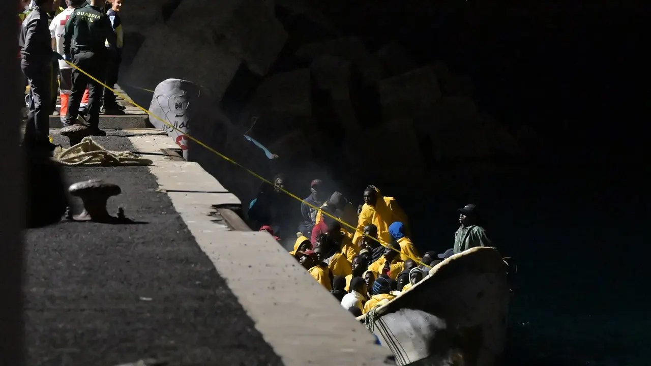 La llegada de un cayuco al muelle de la Restinga, en las Islas Canarias, en diciembre de 2023. EP / Archivo