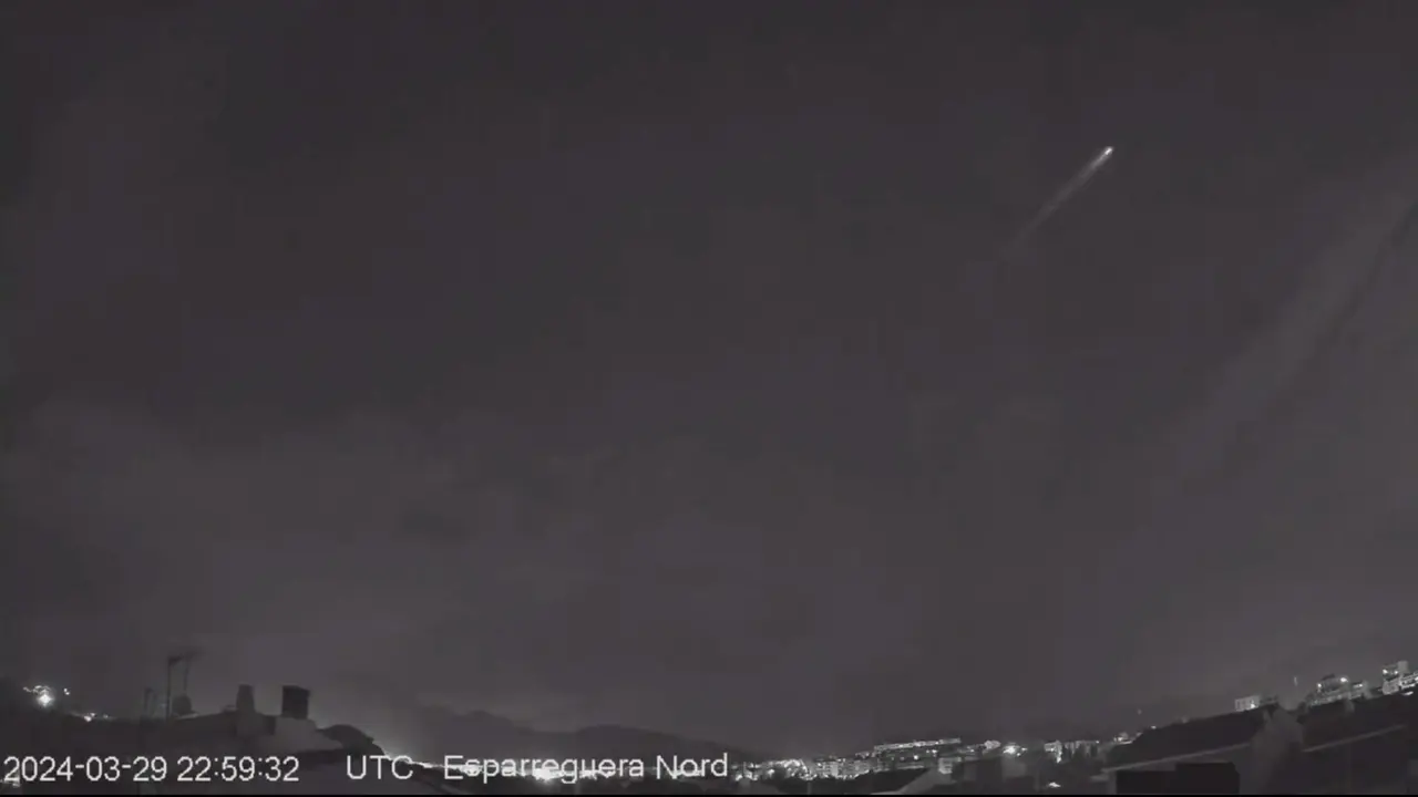 Un b&oacute;lido artificial sobrevuela Catalunya durante la noche de este s&aacute;bado. EP