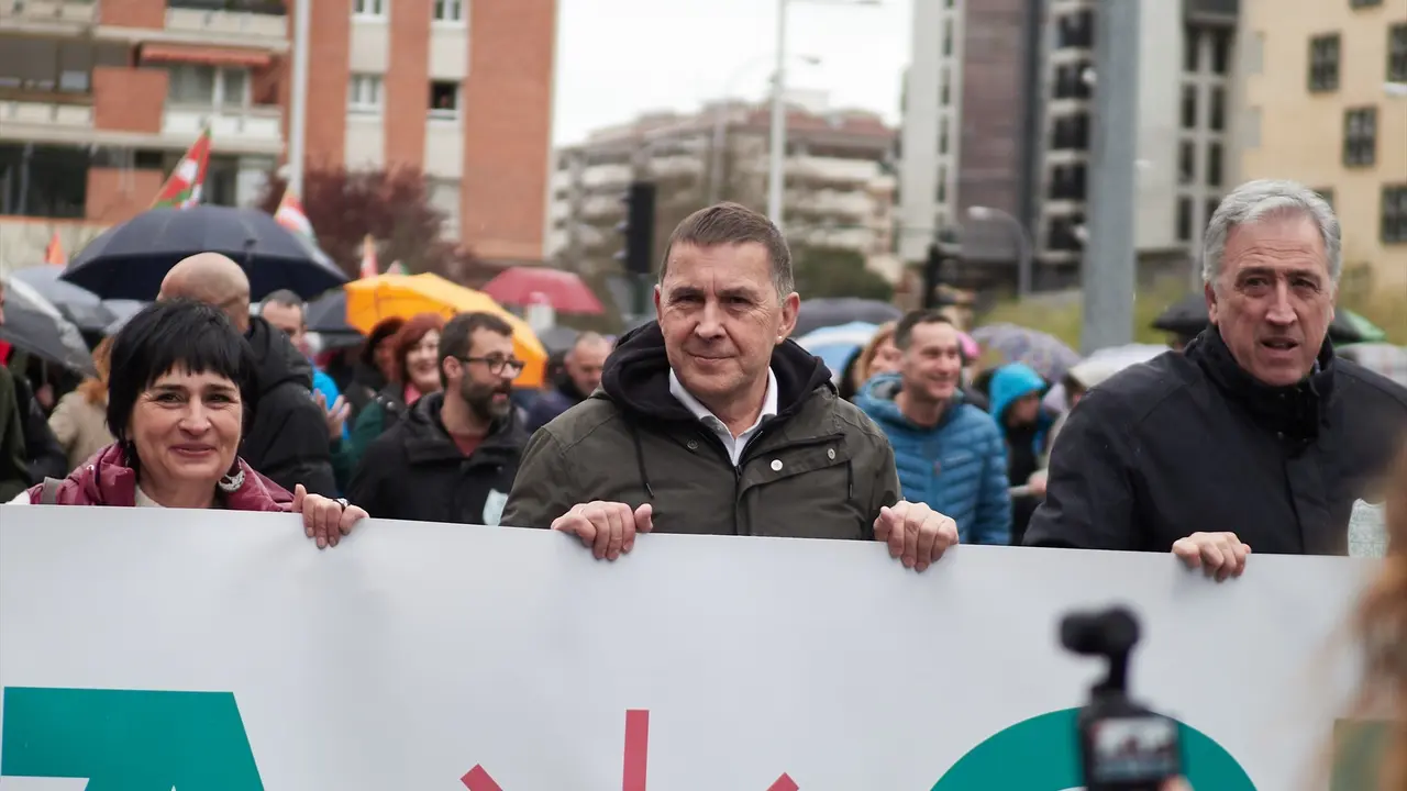 El coordinador general de la coalici&oacute;n, Arnaldo Otegi (c), durante una manifestaci&oacute;n por el Aberri Eguna, en Pamplona. EP / Eduardo Sanz