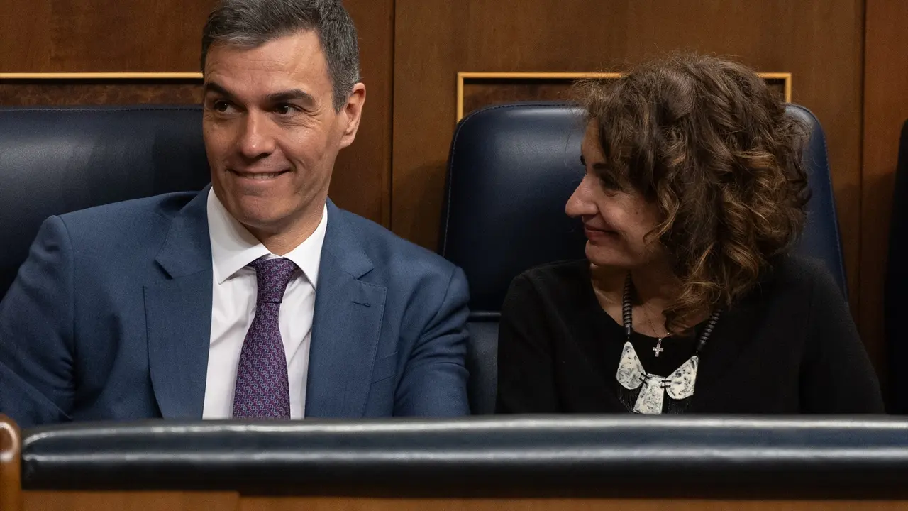 El presidente del Gobierno, Pedro S&aacute;nchez, y la vicepresidenta primera y ministra de Hacienda, Mar&iacute;a Jes&uacute;s Montero, en una sesi&oacute;n del Congreso. EP / Eduardo Parra / Archivo