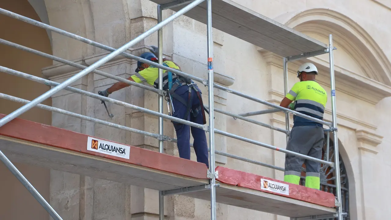 Operarios trabajando en el montaje de los andamios. EP / Archivo
