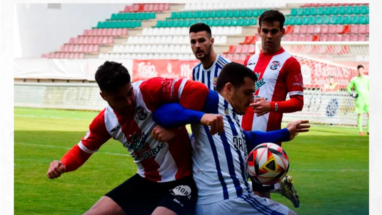 Tobar disputa un bal&oacute;n con el jugador del Zamora. / N&eacute;stor Revuelta
