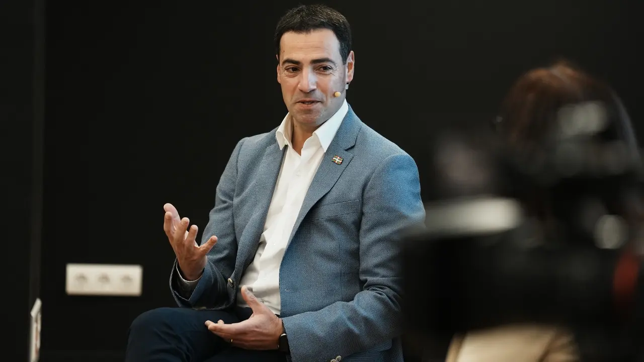 El candidato a lehendakari del PNV, Imanol Pradales, en un acto. H. Bilbao / Archivo