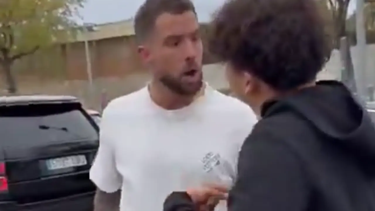 Momento en el que &Iacute;&ntilde;igo Mart&iacute;nez se encara con el chico que le insult&oacute;. / Redes Sociales