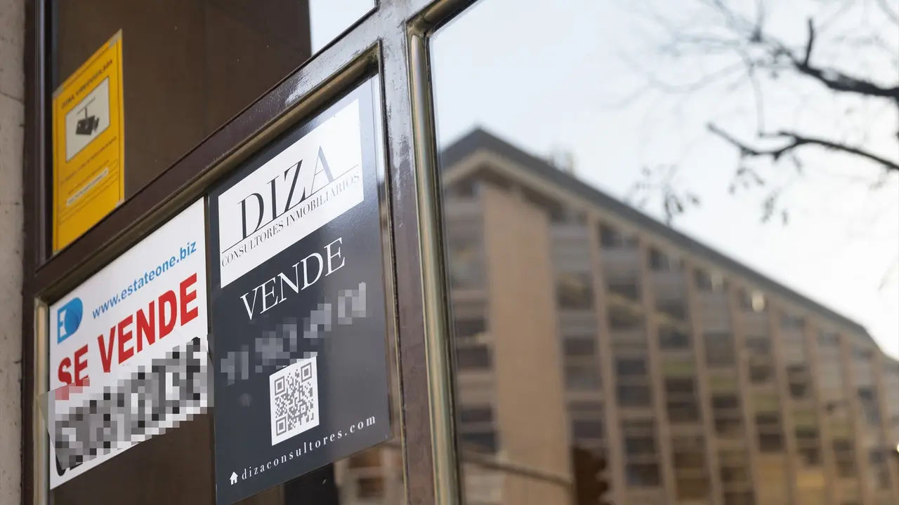 Un cartel de 'Se vende' pegado en un portal. Eduardo Parra / Archivo