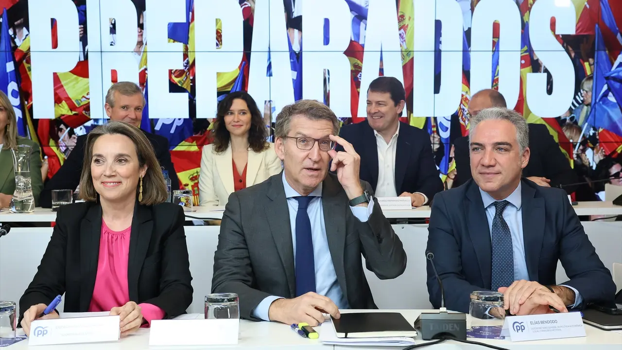 (I-D) En primera fila, la secretaria general del PP, Cuca Gamarra; el l&iacute;der del PP, Alberto N&uacute;&ntilde;ez Feij&oacute;o; y el vicesecretario de Pol&iacute;tica Auton&oacute;mica del PP, El&iacute;as Bendodo. Marta Fern&aacute;ndez
