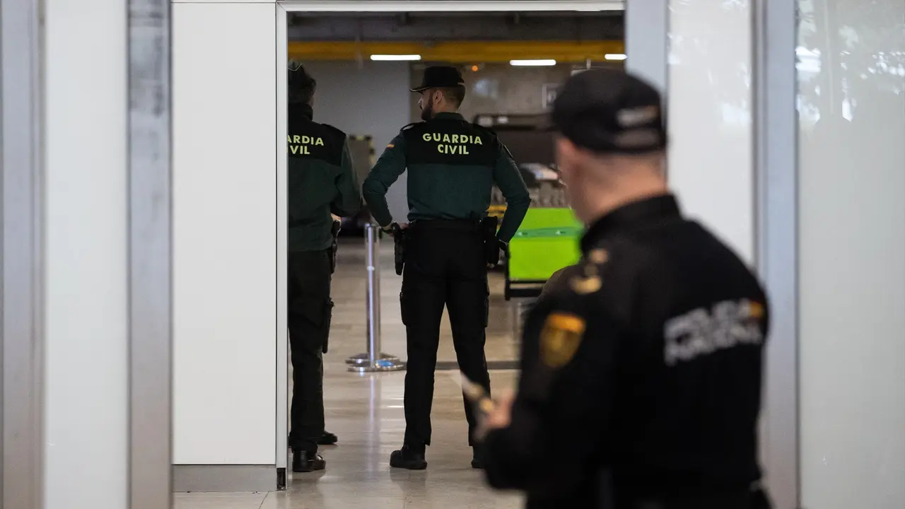 Dos agentes de la Guardia Civil en la puerta de llegadas de la terminal T1 del Aeropuerto Adolfo Su&aacute;rez Madrid Barajas. Alejandro Mart&iacute;nez V&eacute;lez
