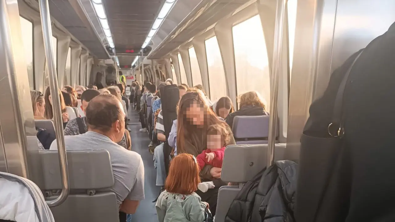Varios pasajeros esperan a que se reanude el viaje en el tren. / Alerta