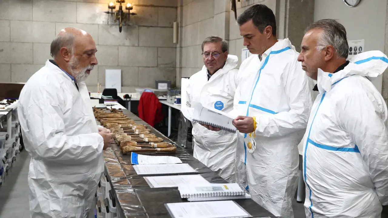El presidentedel Gobierno, Pedro S&aacute;nchez visita el laboratorio forense instalado en Cuelgamuros para la identificaci&oacute;n de los restos de v&iacute;ctimas de la Guerra Civil. / MONCLOA