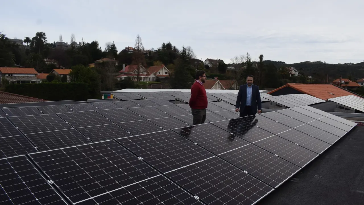 El alcalde de Pi&eacute;lagos, Carlos Caram&eacute;s (i), visita una instalaci&oacute;n solar en el municipio. / Alerta