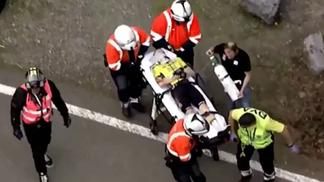 Momento en el que evacuan a Vingegaard con ox&iacute;geno y un collar&iacute;n. / Redes sociales