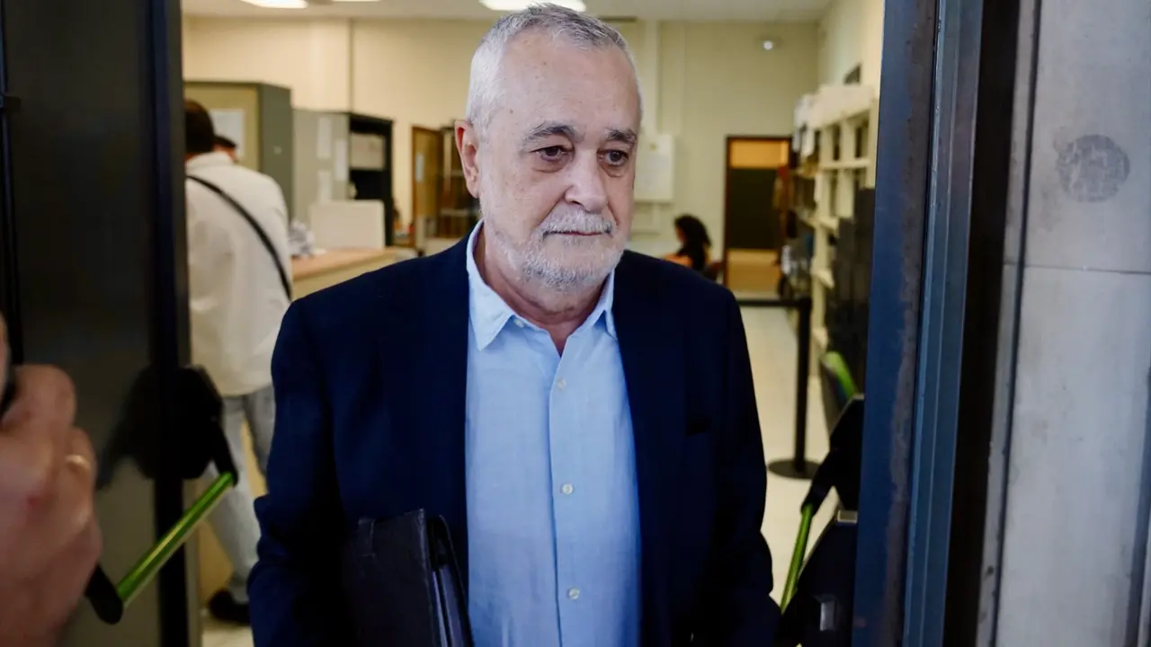 El ex presidente de la Junta de Andaluc&iacute;a, Jos&eacute; Antonio Grin&aacute;n llegando a los juzgados. Eduardo Briones / Archivo