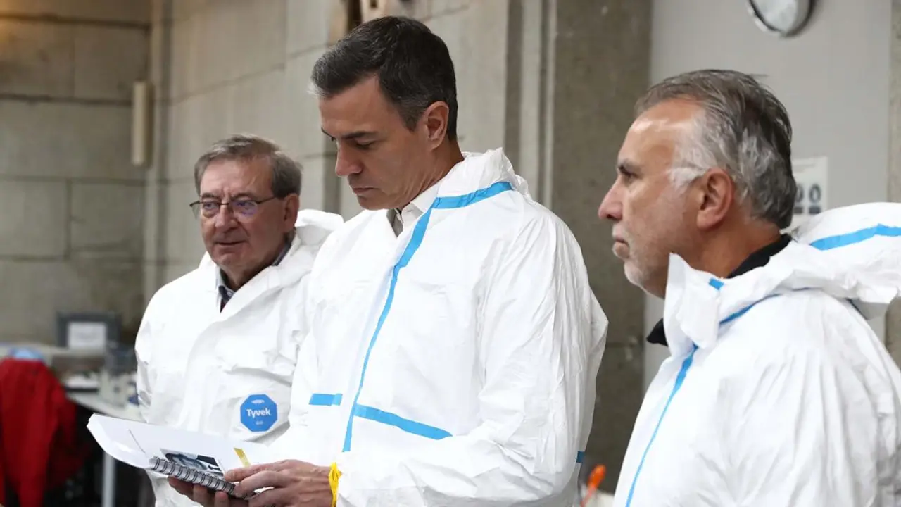 El presidente de Gobierno, Pedro S&aacute;nchez, durante su visita al laboratorio forense en el Valle de Cuelgamuros. / Fernando Calvo / Archivo