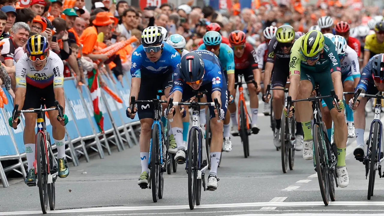 El ciclista franc&eacute;s del Groupama, Romain Gr&eacute;goire (c), se ha proclamado vencedor de la quinta etapa de la Itzulia 2024. / Miguel To&ntilde;a