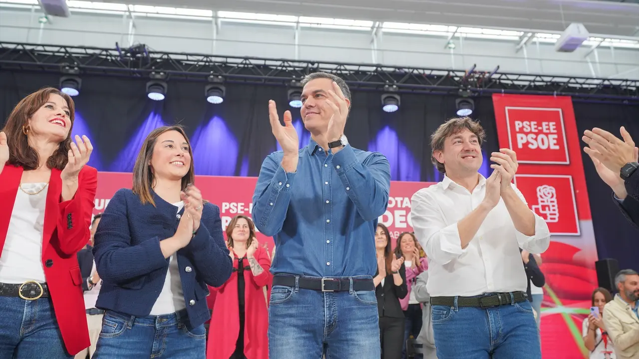 (I-D) La alcaldesa de Vitoria, Maider Etxebarria, la cabeza de lista por &Aacute;lava, Aroa Jilete, el presidente del Gobierno y l&iacute;der del PSOE, Pedro S&aacute;nchez, y el secretario general del PSE-EE y candidato a Lehendakari, Eneko Andueza, durante un acto de campa&ntilde;a del PSOE. I&ntilde;aki Berasaluce