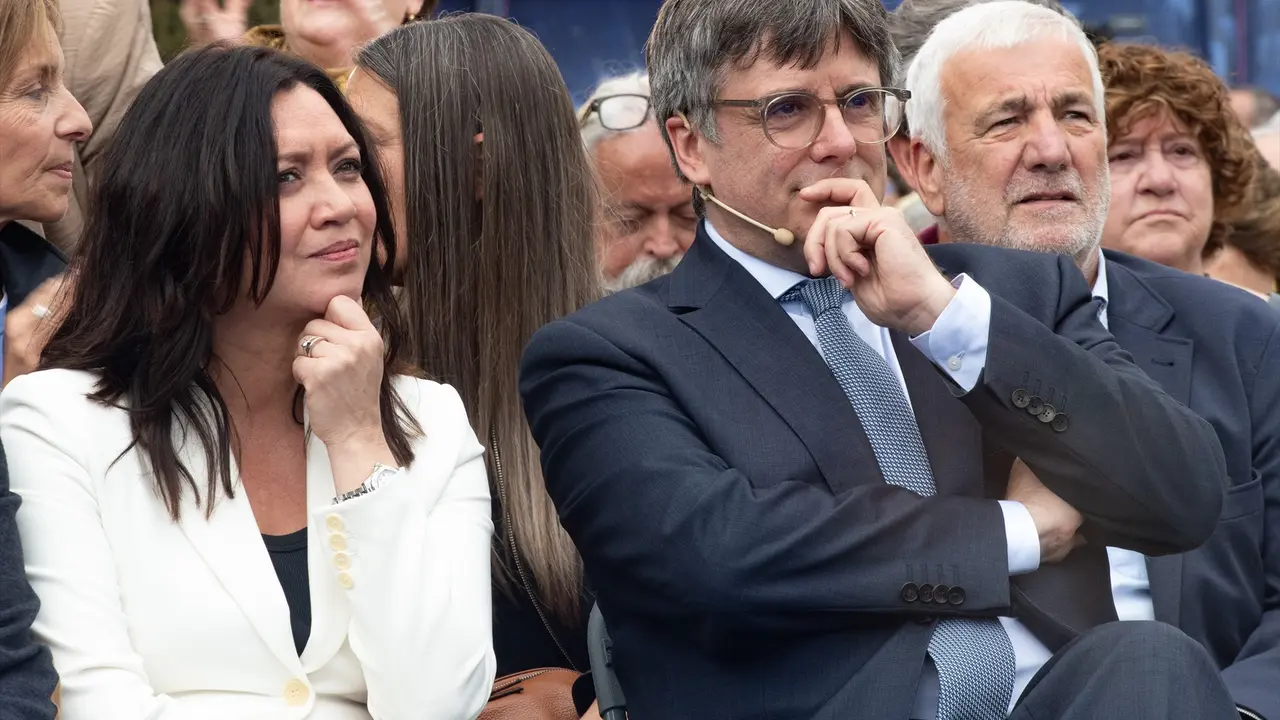 El expresidente de la Generalitat y candidato de Junts a las elecciones catalanas, Carles Puigdemont, y su mujer, Marcela Topor, durante un acto de Junts+. Gl&ograve;ria S&aacute;nchez