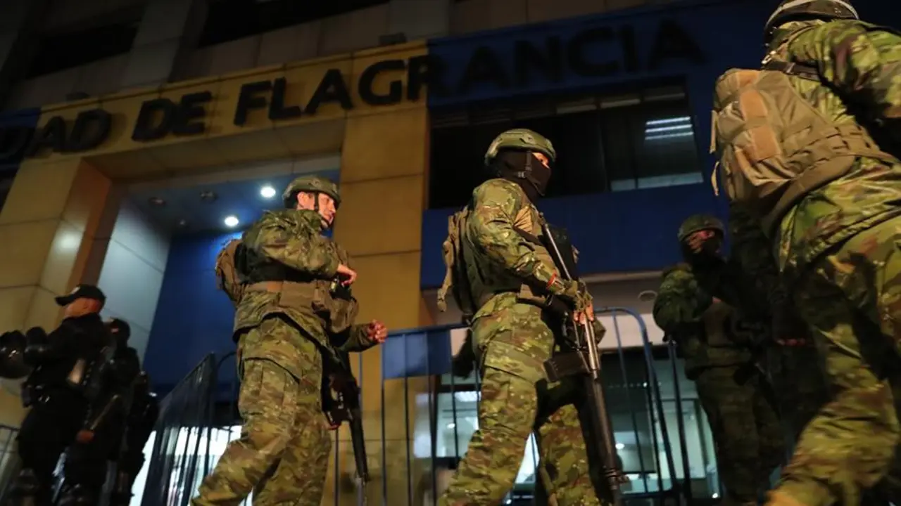 Militares escoltan la salida de un veh&iacute;culo blindado donde es trasladado el exvicepresidente ecuatoriano Jorge Glas, este s&aacute;bado en Quito (Ecuador). Jos&eacute; J&aacute;come