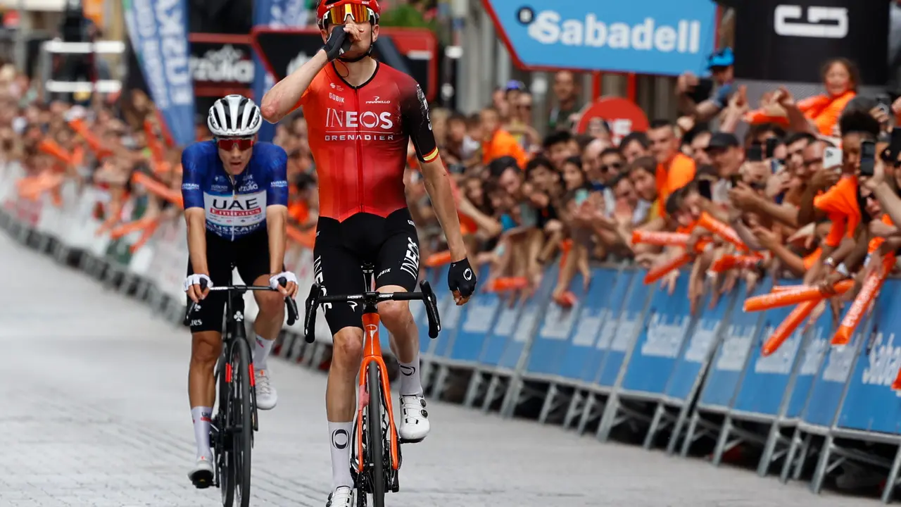 El ciclista espa&ntilde;ol Juan Ayuso (i) y su compatriota Carlos Rodr&iacute;guez (d), en los metros finales de la sexta y &uacute;ltima jornada de la Itzulia-Vuelta al Pa&iacute;s Vasco, una etapa reina con salida y llegada en Eibar, con un trazado de 137,8 kil&oacute;metros . /Juan Herrero