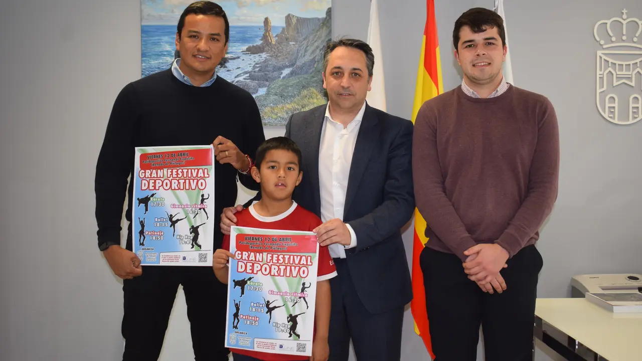 El alcalde, Carlos Caram&eacute;s, junto al concejal de Deportes y Juventud, Borja L&oacute;pez Alonso, y Mart&iacute;n. / Alerta