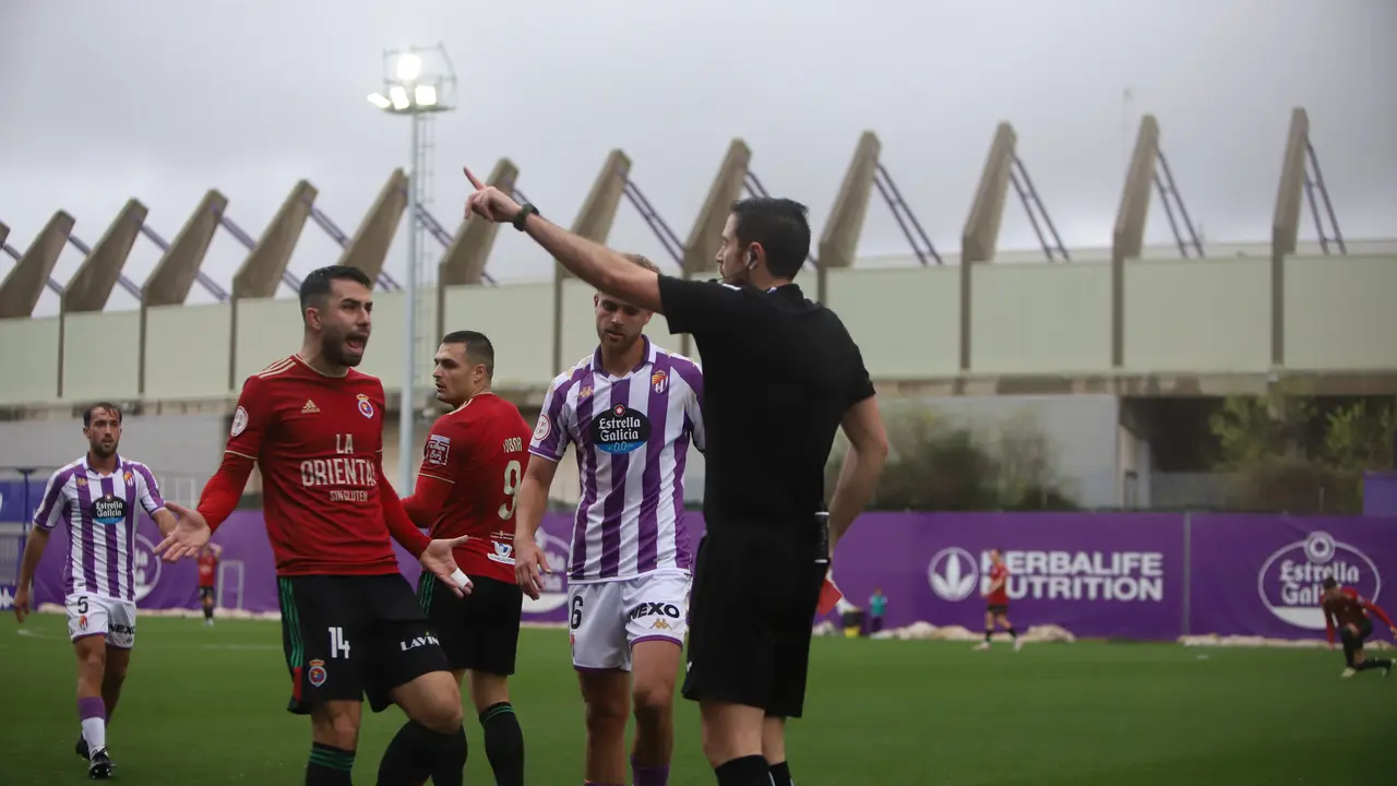 G&aacute;ndara protesta una actuaci&oacute;n arbitral durante el encuentro en los Anexos del Jos&eacute; Zorrilla. / N&eacute;stor Revuelta Zarzosa