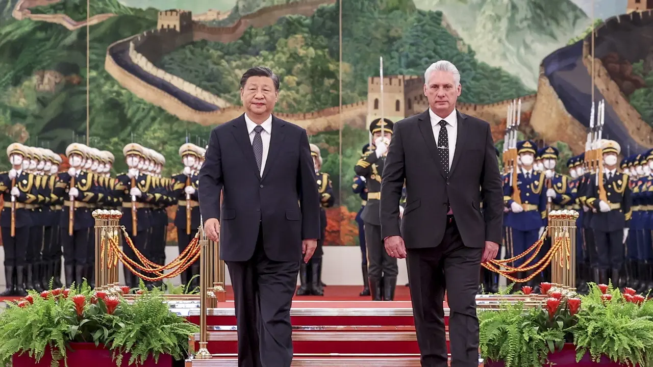 El presidente cubano, Miguel D&iacute;az-Canel, y su hom&oacute;logo chino, Xi Jinping. Archivo