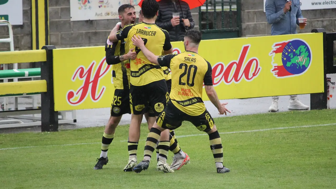 Los jugadores del Cay&oacute;n celebran uno de los goles de la remontada. / Cay&oacute;n