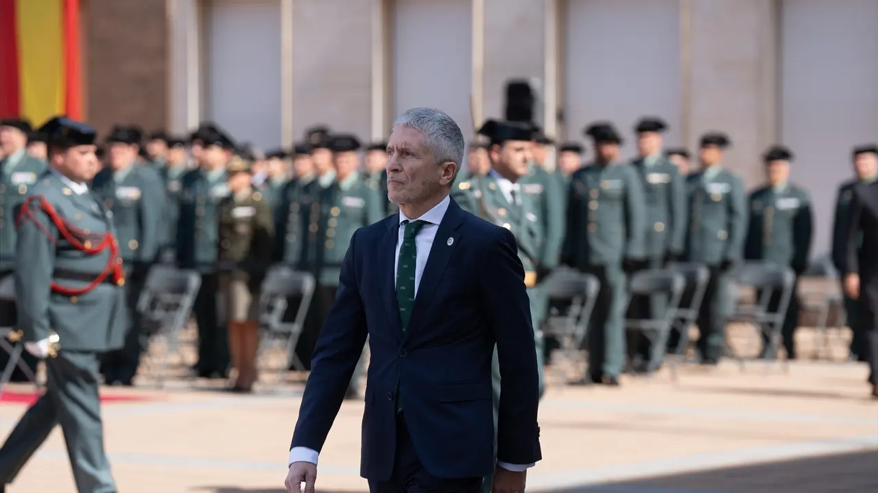 El ministro de Interior, Fernando Grande-Marlaska, y al fondo varios guardias civiles. EP / Archivo