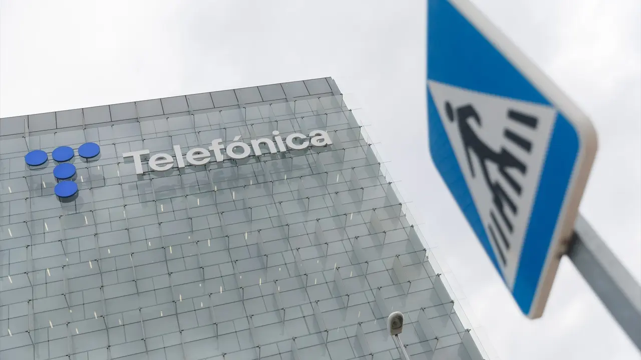Exterior de la sede de Telef&oacute;nica en Madrid. / Eduardo Parra / Archivo