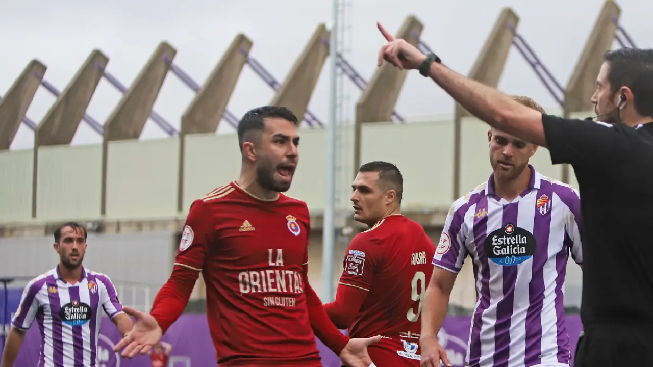El defensa de la Gimn&aacute;stica, Miguel G&aacute;ndara, protesta una de las decisiones arbitrales del partido ante el Promesas en los Anexos del Jos&eacute; Zorrilla. / n&eacute;stor revuelta zarzosa
