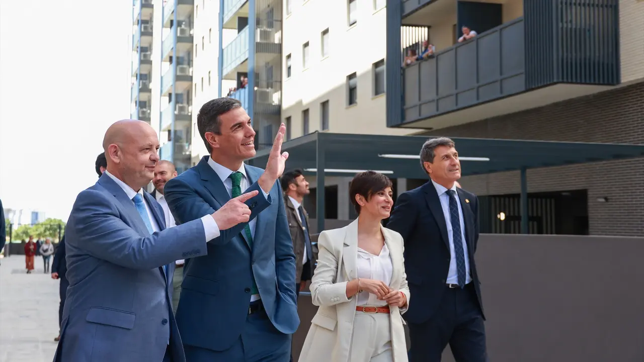 El presidente del Gobierno, Pedro S&aacute;nchez, visita la promoci&oacute;n de viviendas sociales Intercivitas II. Roc&iacute;o Ruz