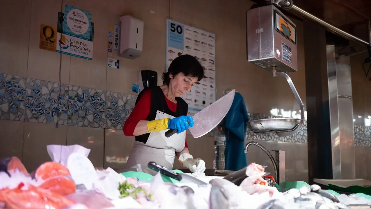 Una persona trabaja en un puesto en el mercado. David Zorrakino / Archivo