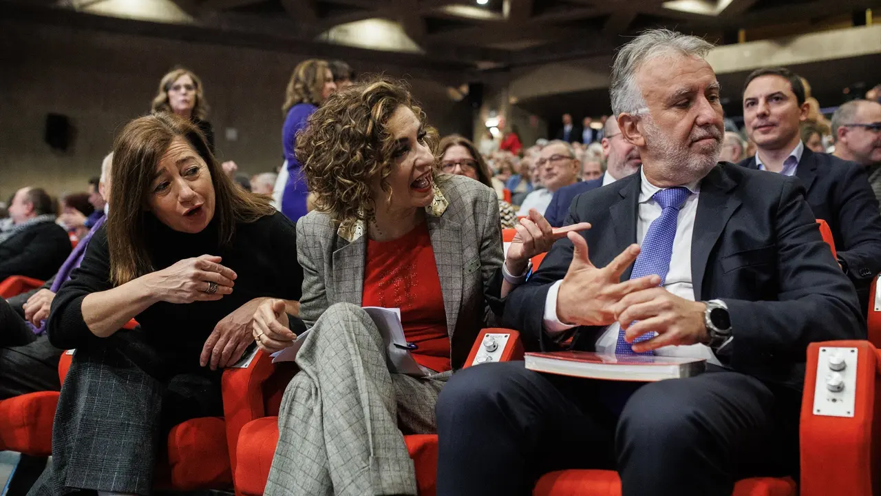 (I-D) La presidenta del Congreso, Francina Armengol; la vicepresidenta cuarta y ministra de Hacienda y Funci&oacute;n P&uacute;blica, Mar&iacute;a Jes&uacute;s Montero, y el ministro de Pol&iacute;tica Territorial y Memoria Democr&aacute;tica, &Aacute;ngel V&iacute;ctor Torres. Alejandro Mart&iacute;nez V&eacute;lez / Archivo