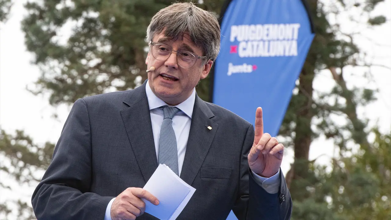 El expresidente de la Generalitat y candidato de Junts a las elecciones catalanas, Carles Puigdemont, interviene durante un acto de Junts+. Gl&ograve;ria S&aacute;nchez / Archivo