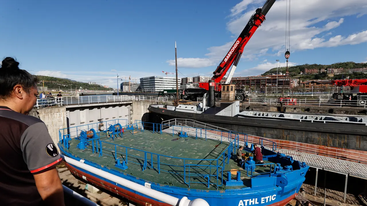 El Itsas Museum de Bilbao saca la gabarra de su dique para ubicarla en aguas de la r&iacute;a y que est&eacute; lista en la r&iacute;a para la celebraci&oacute;n el jueves del 25&ordm; t&iacute;tulo de la Copa del Rey conquistada por el Athletic Club. / Luis Tejido
