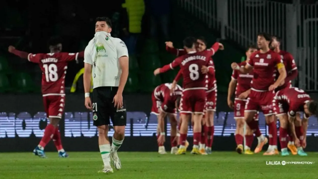 Aldasoro se muerde la camiseta tras el gol del Alcorc&oacute;n. / Liga Hypermotion