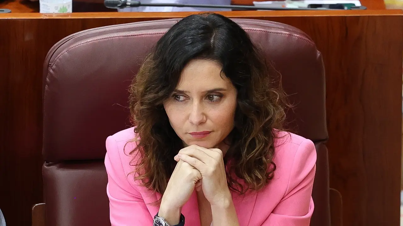 La presidenta de la Comunidad de Madrid, Isabel D&iacute;az Ayuso, durante un pleno en la Asamblea de Madrid. / Marta Fern&aacute;ndez