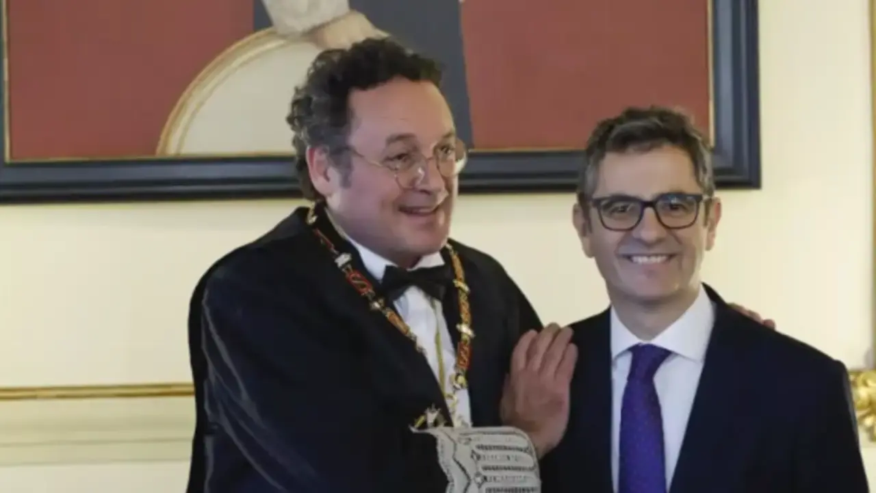 El fiscal general del Estado, &Aacute;lvaro Ortiz, junto al ministro Bola&ntilde;os. / EFE